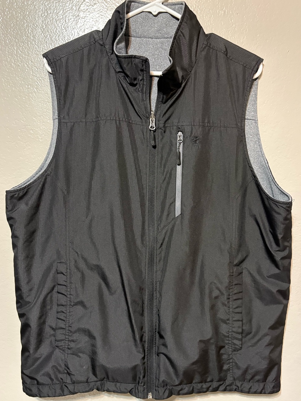 Izod Men's Black Quilted Lightweight Reversible Vest